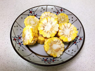 2、山药玉米排骨汤,甜玉米切成2㎝后的小片