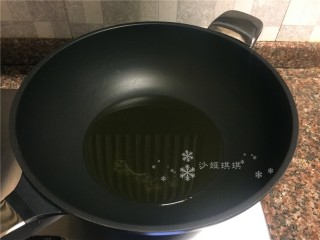 3、红烧跑山鸡,热锅倒油烧至6成热。