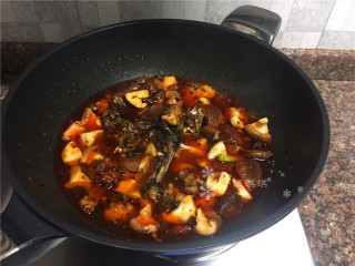 8、红烧跑山鸡,倒入适量清水大火煮开转小火煮至汤汁浓稠即可。(清水量以没过菜为宜)