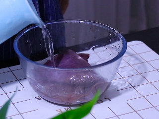 1、蘸水猪肝,猪肝用冷水浸泡2小时，期间换水三次