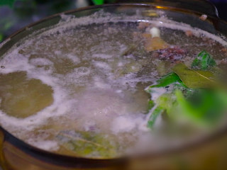 4、蘸水猪肝,开火将水烧开后，撇去浮沫，转小火煮30分钟