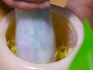 6、蘸水猪肝,将姜蒜捣成泥