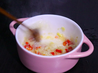 7、蘸水猪肝,将姜蒜末与小米椒混合后，淋入热油，并且搅拌均匀