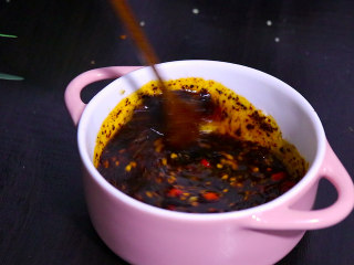 8、蘸水猪肝,加入盐，生抽，花椒粉，香醋，香油，辣椒油，鸡精搅拌均匀