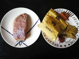 1、麻辣卤汤牛肉面,准备牛肉和卤药等配料。