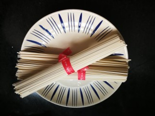 2、麻辣卤汤牛肉面,面条两支。