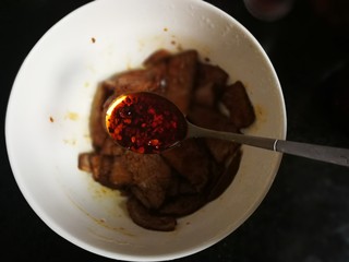 7、麻辣卤汤牛肉面,牛肉切成薄片后，调一碗酱汁：2汤匙生抽、1茶匙耗油、2汤匙自制辣椒油将牛肉片拌匀放一边备用。具体做法可参考我之前的香辣卤牛肉的菜谱。