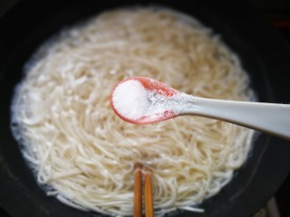 11、麻辣卤汤牛肉面,下面条加1茶匙盐煮软。加盐的目的会使面条更劲道不易断。