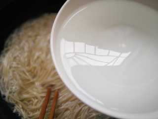 12、麻辣卤汤牛肉面,期间加一碗冷水，这样面条也更劲道。