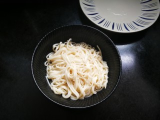 13、麻辣卤汤牛肉面,面条煮软后捞出放碗里～