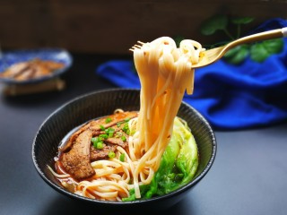 16、麻辣卤汤牛肉面,成品～不谦虚地说这面条非常好吃！喜欢麻辣口味，感觉自己应该生在重庆或者四川～