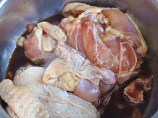 6、酱香鸡肉饭,加入料酒、生抽、胡椒粉、盐腌制半小时。