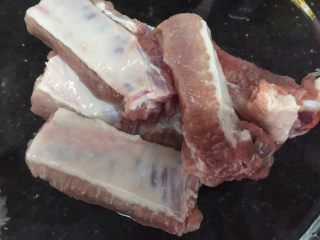 3、豉汁南瓜蒸排骨,沥干水备用