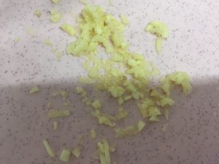 6、豉汁南瓜蒸排骨,蒜头切末