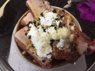 9、豉汁南瓜蒸排骨,放入玉米淀粉、鸡粉、糖、油