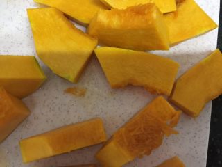 11、豉汁南瓜蒸排骨,南瓜切成厚5mm,长4cm的大小