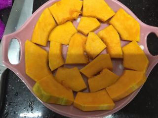 12、豉汁南瓜蒸排骨,拼放到盘里备用