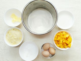 1、榴芒千层蛋糕,将所有食材称好重量备用！芒果切成颗粒，榴莲肉用勺子压成泥！