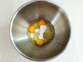 4、榴芒千层蛋糕,在鸡蛋液里加入白糖！