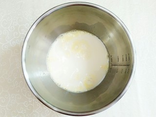 6、榴芒千层蛋糕,加入牛奶一起搅拌！