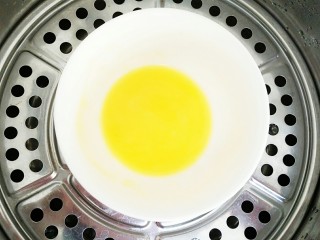 7、榴芒千层蛋糕,黄油隔水加热将其融化至液体状！