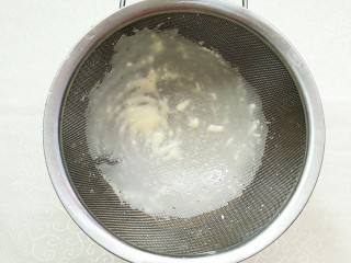 11、榴芒千层蛋糕,将搅拌好的面糊过筛！