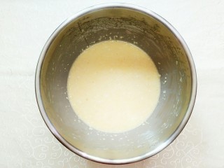 10、榴芒千层蛋糕,将鸡蛋液与低粉一起搅拌均匀！