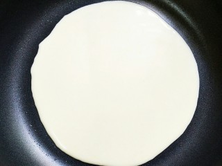 13、榴芒千层蛋糕,煎这个千层皮一定要冷锅，开最小火，舀一勺面糊下去，慢慢的在火上将其烘熟！