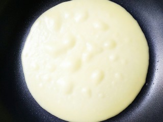 14、榴芒千层蛋糕,看到面糊变干起大泡了就可以用硅胶铲将其铲出来晾凉可，这个只要煎一面就可以了，因为皮很薄，煎一面就熟了！