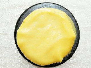 16、榴芒千层蛋糕,这个比例大概可以煎出九到十张千层皮！每煎好一张就叠起来晾凉，直至将所有面糊煎完！