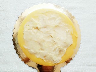 21、榴芒千层蛋糕,用抹刀抹一层榴莲泥上去！