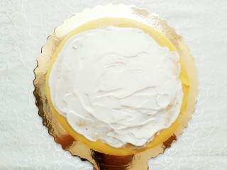 22、榴芒千层蛋糕,再抹上奶油！放上一张千层皮！