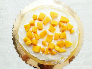 24、榴芒千层蛋糕,放上芒果粒！就按照这个顺序，一层榴莲奶油，一层芒果奶油，直至把所有皮子用完！