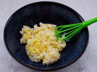 3、低脂杂粮谷物时蔬饼,取一个大一点的碗，放入二米饭。