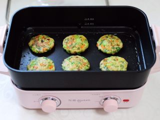 15、低脂杂粮谷物时蔬饼,两面都煎至金黄色即可关火。