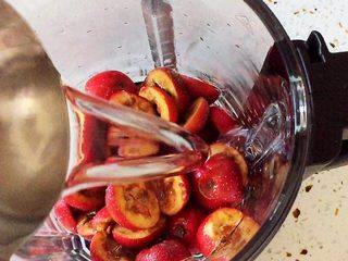 5、自制零添加山楂糕(破壁机),倒入冰糖水