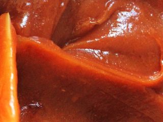 10、自制零添加山楂糕(破壁机),熬至山楂糊浓稠,果胶被熬煮出来,糊挂在刮刀上不会滴落