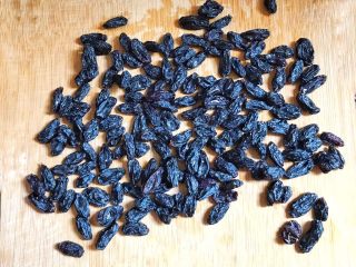 2、一次性发酵葡萄干椰子油白吐司,再用清水泡一会儿，洗净，放着晾干，再加入面团中