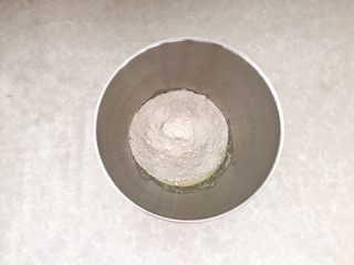 4、一次性发酵葡萄干椰子油白吐司,因为每家面粉吸水性不同，提前预留30克的牛奶（液体），搅拌均匀后，加面粉