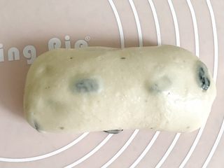 8、一次性发酵葡萄干椰子油白吐司,再翻过来，擀均匀，自上而下卷起来