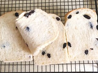 16、一次性发酵葡萄干椰子油白吐司,内部组织3：切片，来个弯腰，曼妙身姿啊