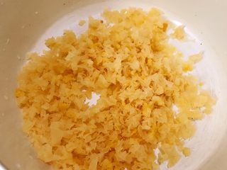 6、养颜羹,泡发好的雪耳用刀剁碎，剁的越碎越容易出胶