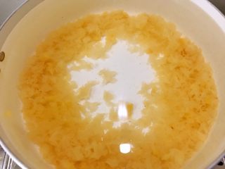 7、养颜羹,雪耳放入炖锅里，一次性加入足够的水