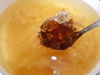 10、养颜羹,加入泡发好的桃胶