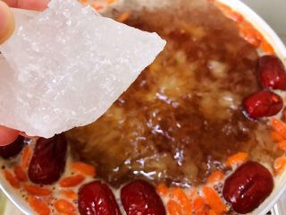 13、养颜羹,加入一大块冰糖