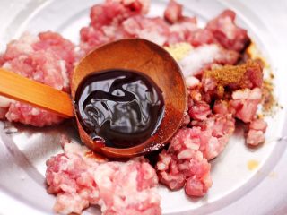 7、西葫芦猪肉发面包,最后加入蚝油调味。