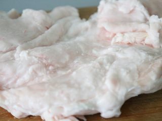 5、熬猪油,洗干净的猪板油沥干水分。