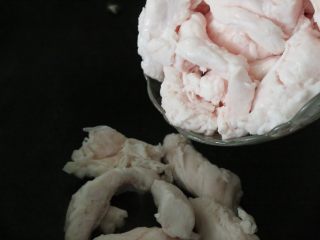 8、熬猪油,将猪板油放入锅中。