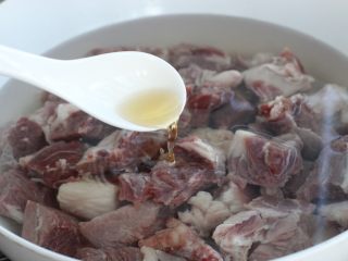 4、清炖牛肉萝卜汤,将牛肉冷水下锅,再淋入两汤匙料酒去腥,大火煮开