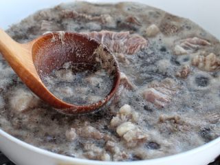 5、清炖牛肉萝卜汤,用勺子将表面的浮沫撇出来,然后捞出牛肉块